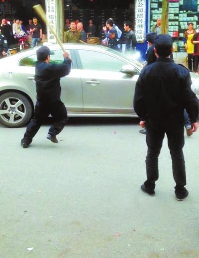 网曝城管打砸车辆官方称临时工所为