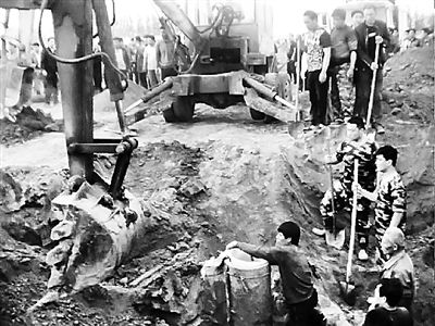 沧州任丘警民联手15米深井救3岁男孩