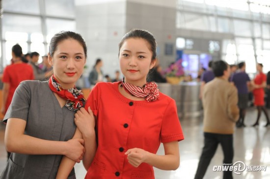 咸阳机场美女空姐上演快闪秀 活动将持续3天