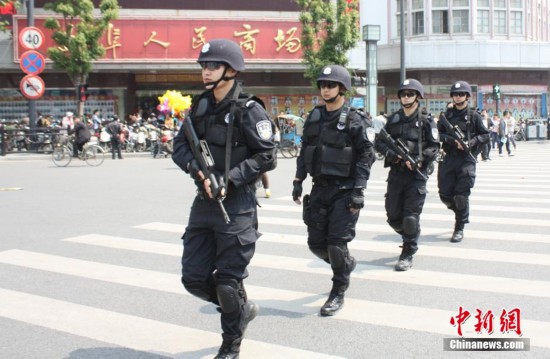 江苏盐城特警街头实弹武装巡逻