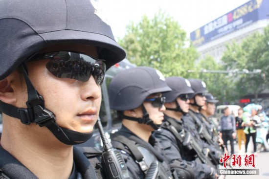 江苏盐城特警街头实弹武装巡逻