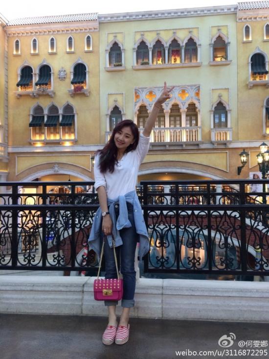 蹦床公主何雯娜微博秀自拍照变身清新小美女
