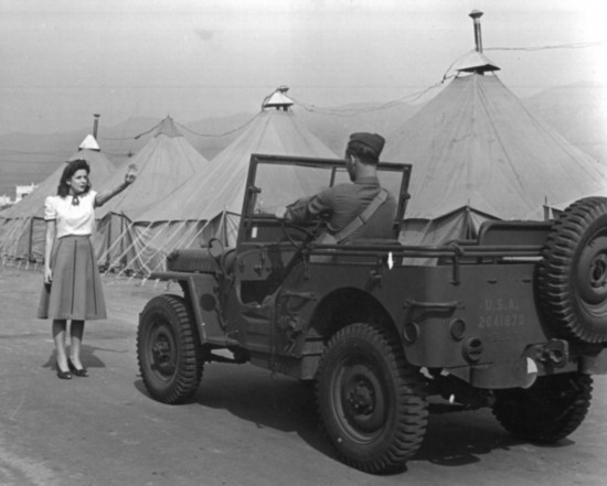 美国四十年代女星为鼓舞士气献吻万名兵哥哥