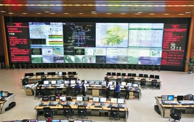 监控城市道路及高速公路拥堵情况并做出路况预测的北京市交通运行监测调度中心TOCC内景。