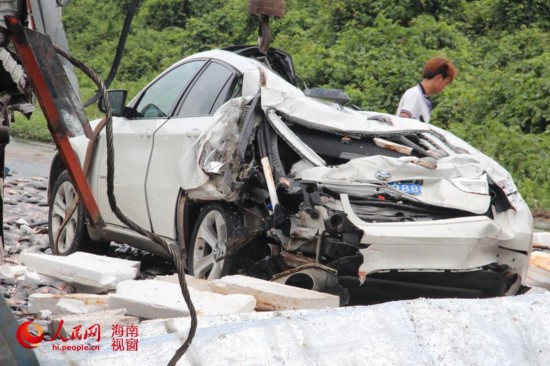 海口装万斤罗非鱼货车侧翻压扁宝马(高清组图