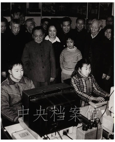 1984年2月:邓小平和王震在上海观看小学生操