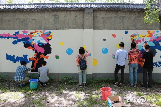 西安文理大学生手绘校园文化墙 献礼五四青年
