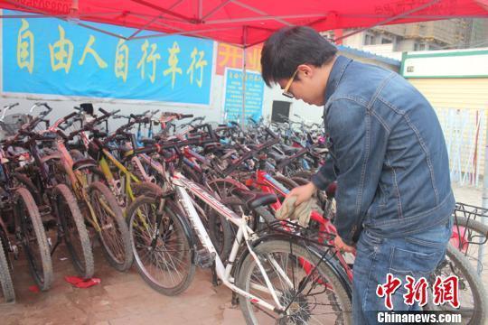河南90后大学生回收旧自行车 3年盈利近15万元