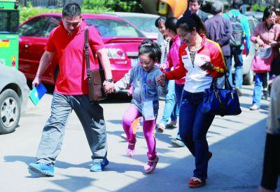 北京育才小学超常班昨初试 考生人数超两千 