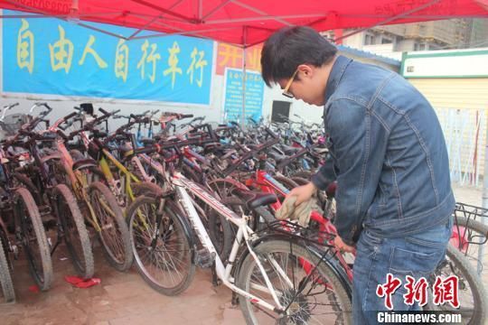 河南90后大学生回收旧自行车 3年盈利15万