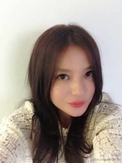 刘晓庆麻花辫扮嫩吃木瓜晒豪宅 自拍媲美范冰