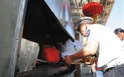 三环新城餐饮一条街“天外天”烤鸭店,露天设置烧烤炉。昨日,北京市城管执法人员对三环新城餐饮一条街执法检查。北京市城管执法局供图