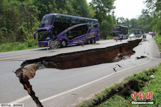 泰国北部6.0级地震 路面裂开几米佛像断头
