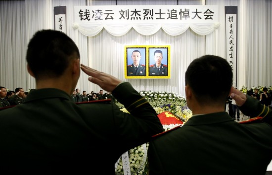 上海举行救火牺牲消防员追悼会