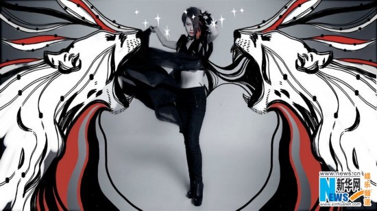 高清:戚薇升级花样摇滚 《福尔马林》MV破茧为