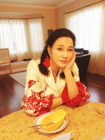 刘晓庆麻花辫扮嫩吃木瓜晒豪宅 自拍媲美范冰