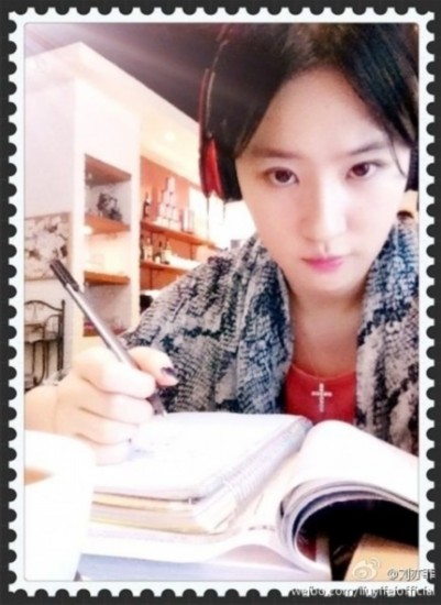 刘晓庆麻花辫扮嫩吃木瓜晒豪宅 自拍媲美范冰