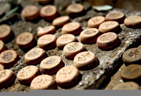 河北秦皇岛:修复明长城 泥土象棋子现身长城下