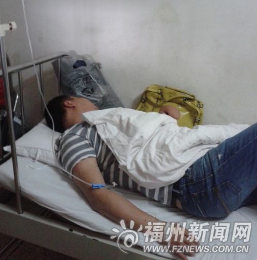 医院的检查报告显示,林先生两根肋骨骨折,稍微动下身体就很疼.