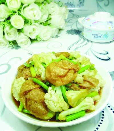 时令蒜薹上市 做份蒜薹油面筋炒花菜