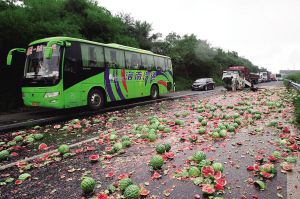 G98高速路上货车翻覆 西瓜洒满路面