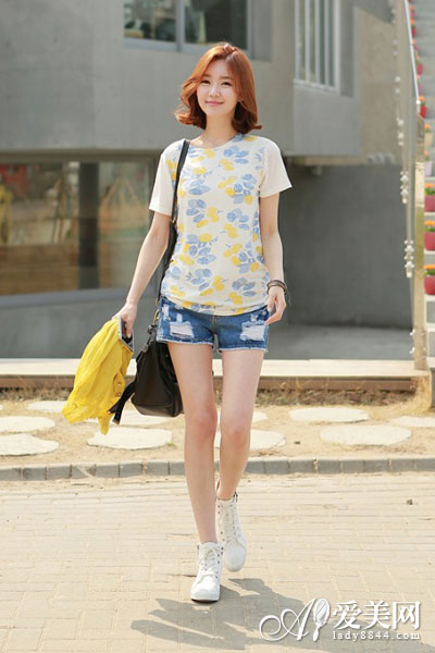 牛仔裤+印花T恤 基本款穿出大牌感【10】--时