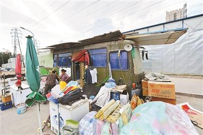 夫妻俩住中巴房车仨月 生意不顺欲返乡