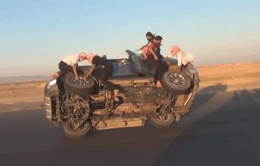 冒险者用生命表演特技 边开车边换轮胎(图)