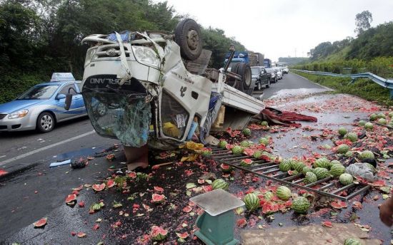 海南一西瓜车翻车 2吨西瓜散落路面
