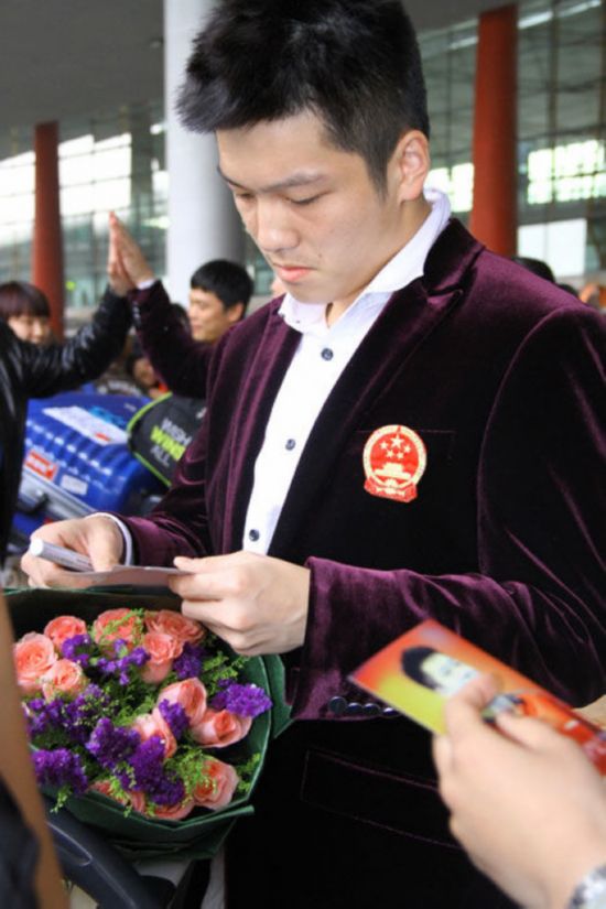国乒凯旋马龙受热捧 粉丝献花众人