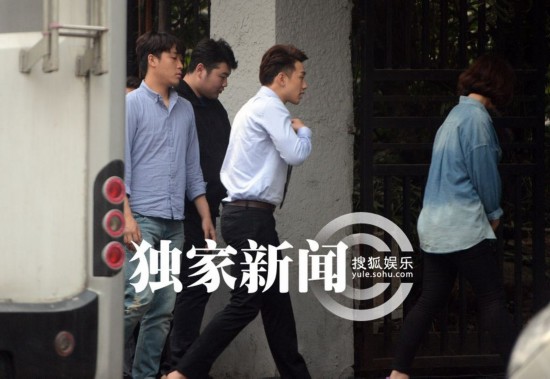 韩星Rain黑西装与女仆装刘亦菲上海赶戏(组图