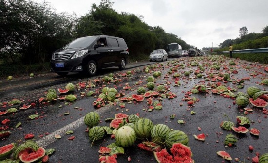 海南一西瓜车翻车 2吨西瓜散落路面