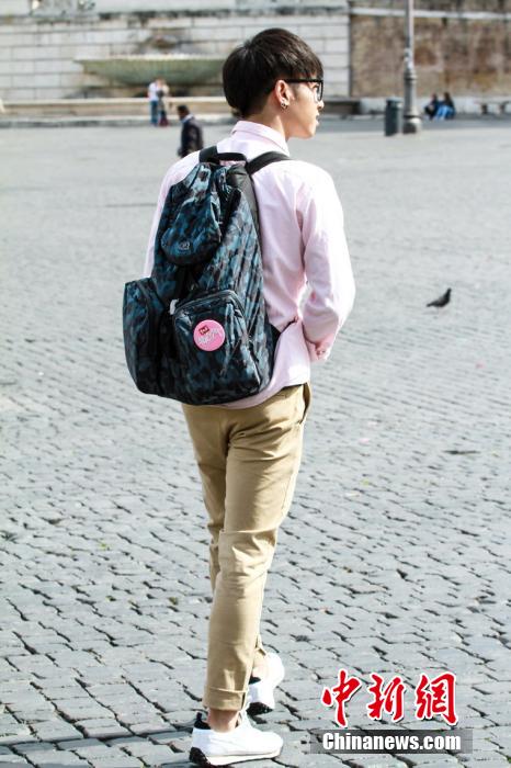 华晨宇罗马就餐吃相可爱 李菲儿玩自拍