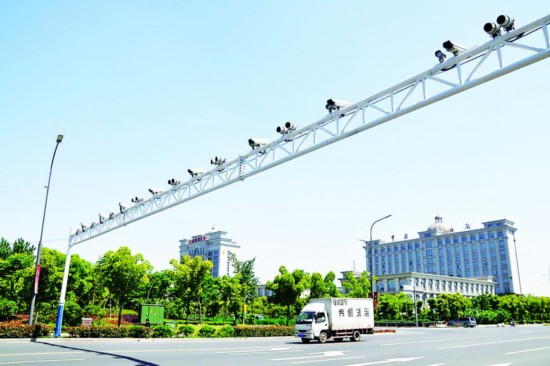 苏州吴江庞金路一根杆上装32只探头 雷翻网友