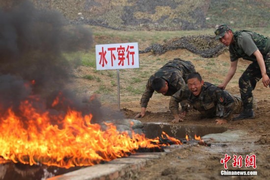 陆军特战旅官兵进行魔鬼训练--军事--人民网