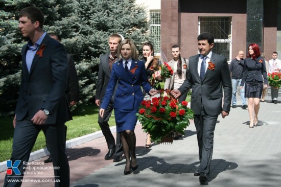 克里米亚美女检察长穿新制服宣誓效忠俄宪法(