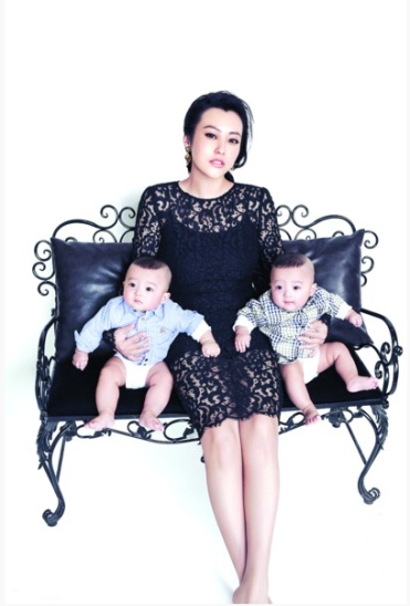 郝蕾抱双胞胎儿子拍写真女人魅力依旧未减图