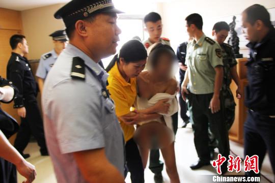 广西吸毒女子全身裸露欲跳楼 数百人围观拍照