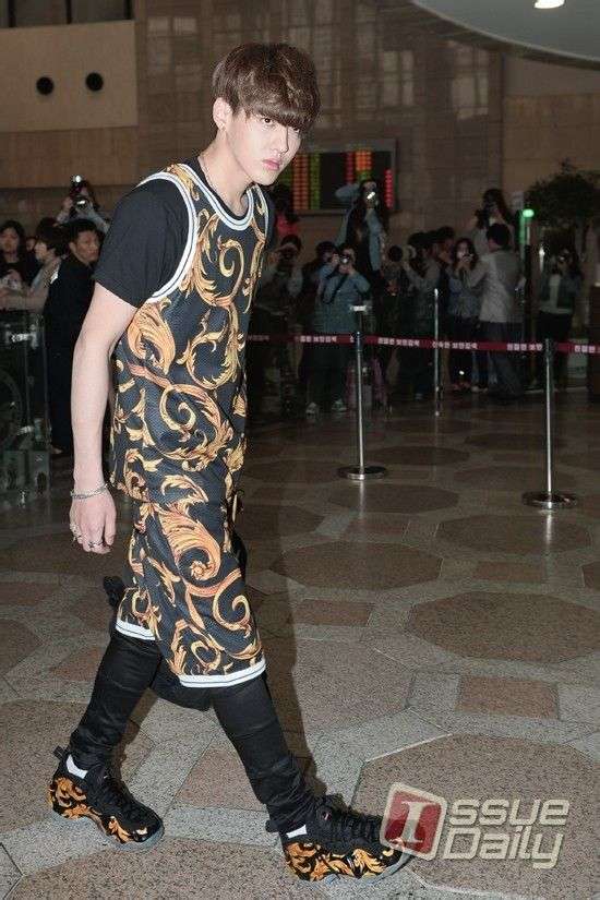 EXO-M携新曲《上瘾》赴京机场花絮:吴亦凡土