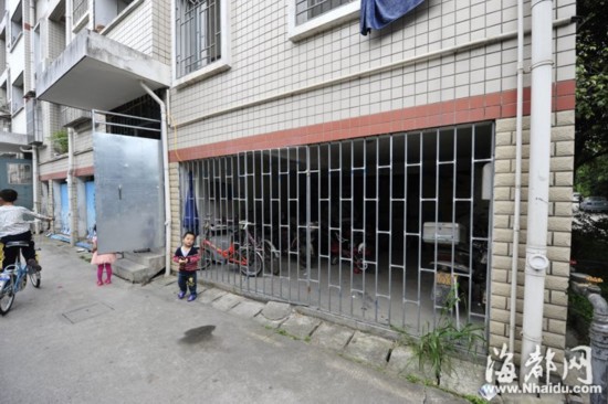 福州:业主用铁栅栏圈地 架空层成铁牢