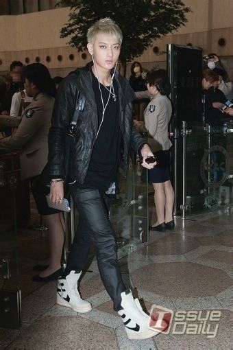 EXO-M携新曲《上瘾》赴京机场花絮:吴亦凡土