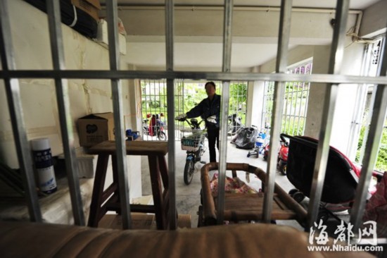 福州:业主用铁栅栏圈地 架空层成铁牢