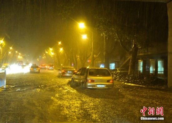 贵阳遇冰雹、暴雨袭击 城市变泽国(组图)