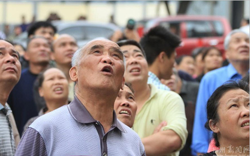 广西柳州<em>裸女</em>跳楼 <em>一丝不挂</em>引众多市民围观拍