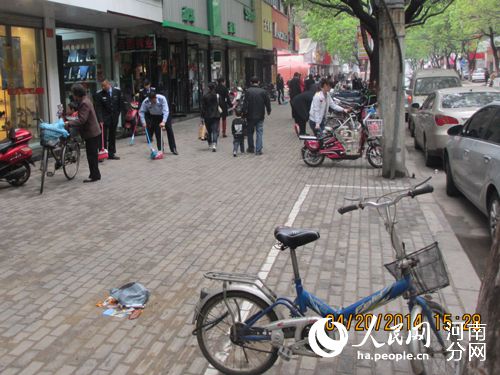 信阳城管扎堆扫街事件调查:义务上街扫地是常