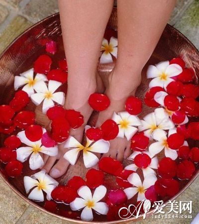 泡脚出汗暗示身体虚 8个泡脚方驱寒补虚