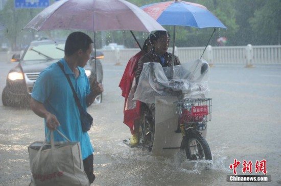 深圳暴雨红色预警 多处积水严重交通瘫痪