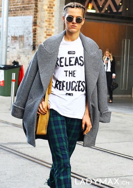 初夏街拍最IN单品:大标语T恤秀出自我与态度!