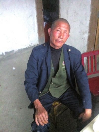 艾绍金告诉记者:“我没有别的要求,只想弄清楚老婆的死因。”新华社发