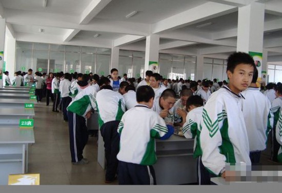 辽宁一中学食堂没椅子数千学生站着吃饭